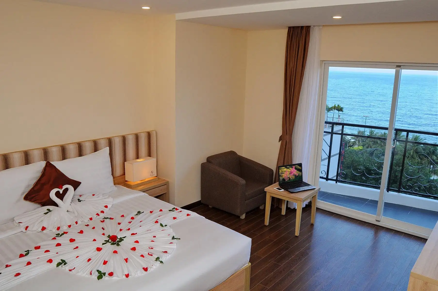 Deluxe Double Bed With Balcony