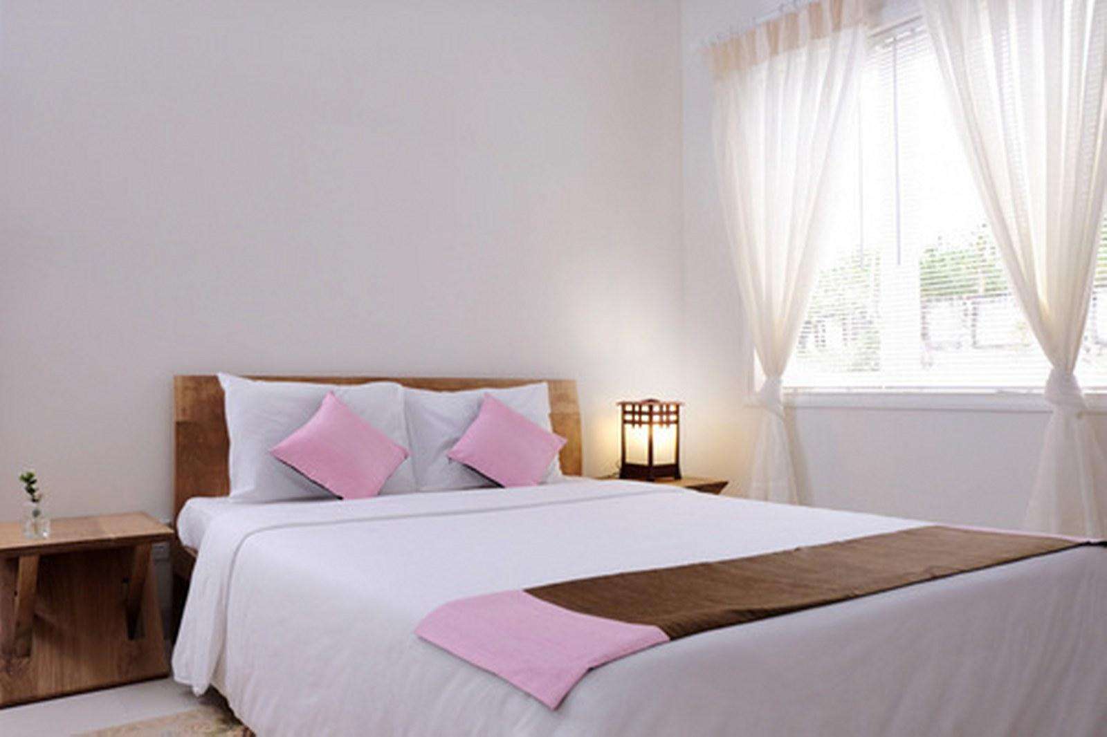 Pink Bird - Double With Balcony